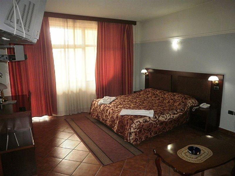 Hotel Elysee Tirana Quarto foto